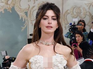 Anne Hathaway Minggat Saat Dirias untuk Foto, Aksi Solidaritas Mogok Kerja Anne Hathaway Minggat Saat Dirias untuk Foto, Aksi Solidaritas Mogok Kerja