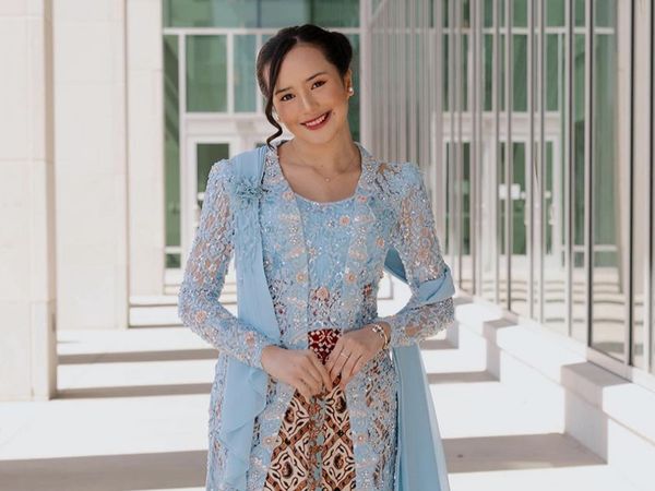 7 Gaya Wisuda Beby Tsabina Pakai Kebaya di AS, Lulus dengan Nilai Sempurna
