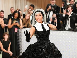 Disiram Air Saat Konser, Cardi B Lempar Mikrofon ke Penonton Disiram Air Saat Konser, Cardi B Lempar Mikrofon ke Penonton