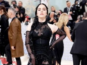 Billie Eilish Tampil Topless, Pamer Tato Baru Alien di Punggung Billie Eilish Tampil Topless, Pamer Tato Baru Alien di Punggung