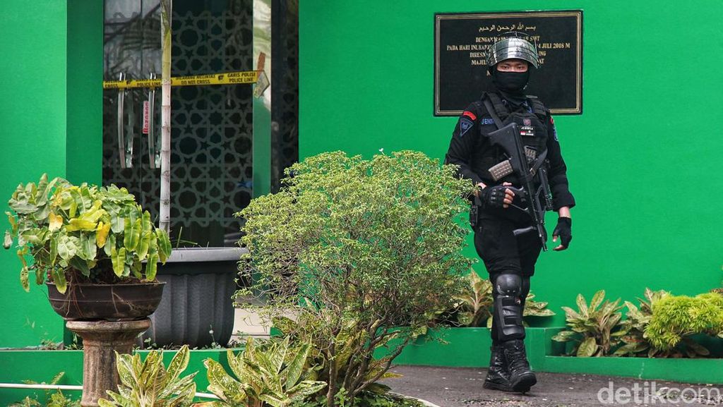 Brimob Bersenjata Lengkap Jaga Ketat Kantor MUI Usai Penembakan Brimob Bersenjata Lengkap Jaga Ketat Kantor MUI Usai Penembakan