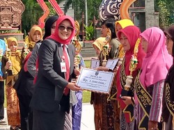 Hardiknas, Bupati Klaten Beri Penghargaan 18 Guru dan Kasek Berprestasi