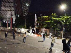 Demo Hardiknas di Makassar Ricuh, Massa Lempar Bom Molotov ke Arah Polisi