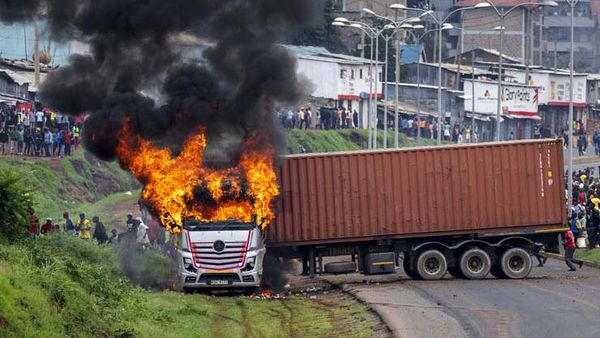 Demo Memanas, Massa Bakar Truk Kontainer di Kenya