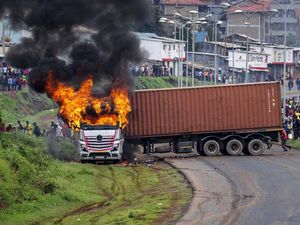 Demo Memanas, Massa Bakar Truk Kontainer di Kenya