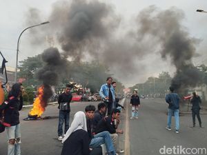 Massa Demo Hardiknas Tutup Satu Jalur Jalan Alauddin, Lalin Macet 1 Km