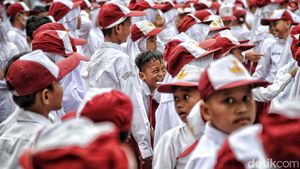Ekspresi Siswa SD Ikuti Upacara Hardiknas