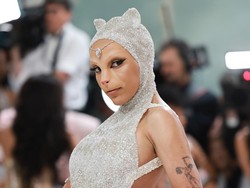 Bikin Ngakak, Doja Cat Ngevape di Belakang Jennie BLACKPINK di MET Gala