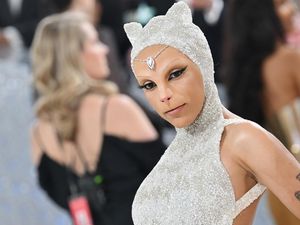 Doja Cat Diduga Ikut Sekte Illuminati Setelah Tato Punggung