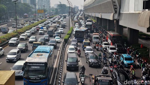 Harap Bersabar, Jalan Gatot Subroto Macet Banget!
