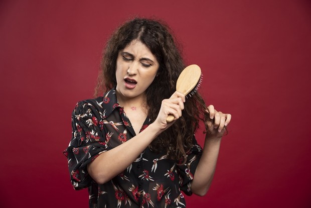 Ilustrasi penggunaan sisir rambut/Foto: freepik.com