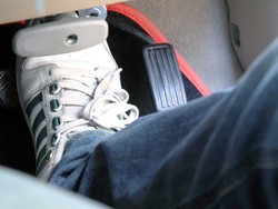 OB Tabrak Showroom Gegara Salah Injak Pedal Mobil, Begini Posisi Kaki yang Benar