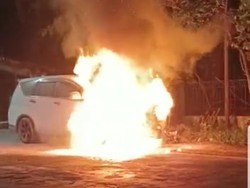 Diduga Korsleting, Innova Ludes Terbakar Dekat SPBU di Jember