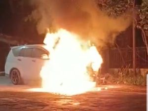 Diduga Korsleting, Innova Ludes Terbakar Dekat SPBU di Jember Diduga Korsleting, Innova Ludes Terbakar Dekat SPBU di Jember