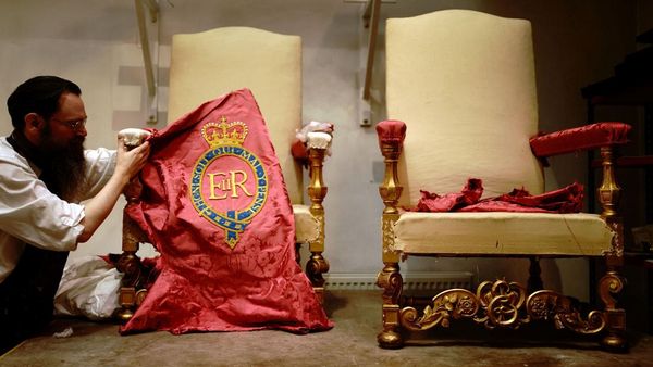 Intip Daur Ulang Kursi Singgasana Raja Charles III Jelang Penobatan