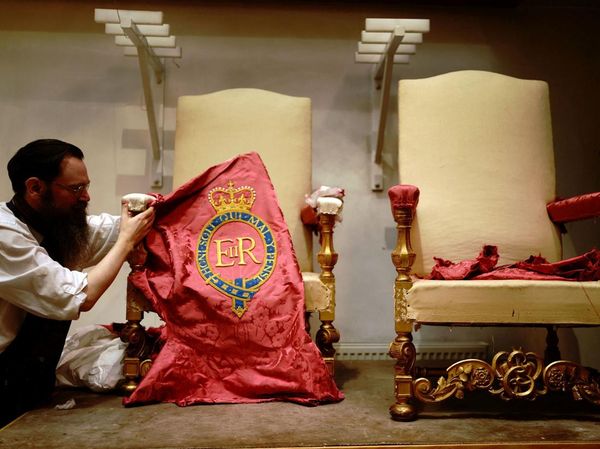 Intip Daur Ulang Kursi Singgasana Raja Charles III Jelang Penobatan