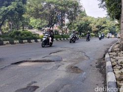 Perbaikan Tak Rampung, Jalan di Dekat Pasar Simpang Dago Makin Parah!