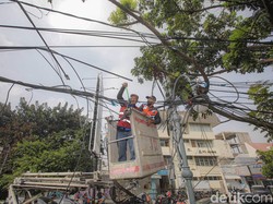 Penertiban Kabel Fiber Optik Semrawut di Udara Sebuah Keniscayaan