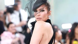 7 Foto Jennifer Lopez di Met Gala 2023 Pakai Ralph Lauren, Bergaya Underboob