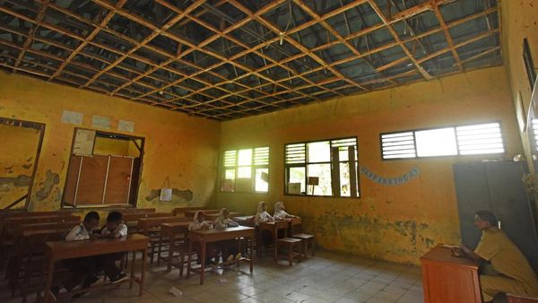 Kasihan.. Murid-murid Ini Terpaksa Belajar di Sekolah yang Rusak
