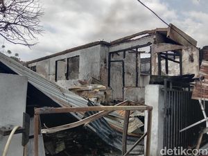 Polda Sulut Selidiki Penyebab 8 Rumah di Asrama Polisi Manado Terbakar