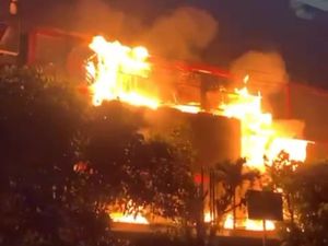 Kebakaran Malang Plaza: Awal Mula hingga Jumlah Stan Dilalap Api Kebakaran Malang Plaza: Awal Mula hingga Jumlah Stan Dilalap Api