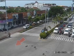 Mobil Berkecepatan Tinggi Tabrak Pesepeda Motor di Simpang Kunti Seminyak