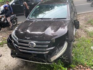 Mobil Tabrak Pohon, Terbalik lalu Diseruduk Motor di Depok