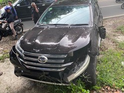 Mobil Tabrak Pohon, Terbalik lalu Diseruduk Motor di Depok