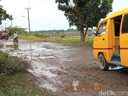 Resah Warga Cirebon Hadapi Jalan Rusak Setiap Hari