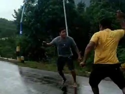 2 Pria di Kolaka Utara Duel Pakai Parang gegara Pilkades, Polisi Damaikan