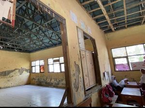 Kepsek Dijanjikan Renovasi SDN Sindangraksa yang Rusak Habis Lebaran Kepsek Dijanjikan Renovasi SDN Sindangraksa yang Rusak Habis Lebaran