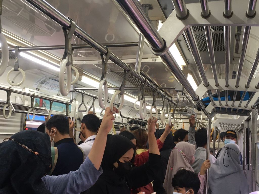 Kondisi di dalam KRL di Stasiun Manggarai
