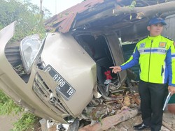 Xenia Tabrak Warung di Sidamulya Banyumas, Sopir Tewas