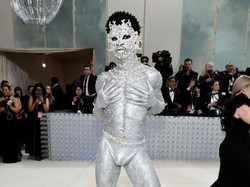 Lil Nas X Nyaris Tanpa Busana Jadi Manusia Silver, Bikin Sensasi di MET Gala
