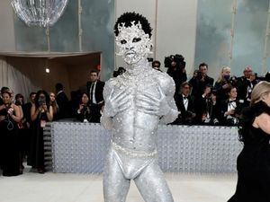 Lil Nas X Nyaris Tanpa Busana Jadi Manusia Silver, Bikin Sensasi di MET Gala Lil Nas X Nyaris Tanpa Busana Jadi Manusia Silver, Bikin Sensasi di MET Gala
