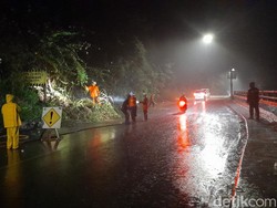 Tebing di Kawasan Cadas Pangeran Sumedang Longsor