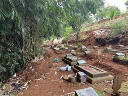 Turap TPU Kalimulya 2 Depok Longsor Imbas Hujan Deras, Makam Tertimbun