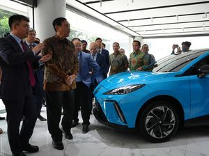 MG Pamer Mobil Listrik di Depan Luhut
