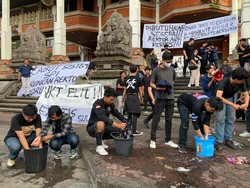 Mahasiswa Unud Cuci Jas Almamater Peringati Hardiknas, Sindir Korupsi SPI