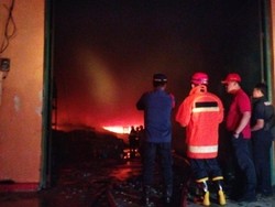 Gudang Makanan Kaleng di KIMA II Makassar Kebakaran