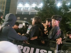 Demo Mahasiswa di Makassar Ganggu Pengendara, 7 Mahasiswa Diamankan
