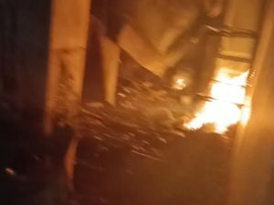 Api Kembali Muncul di Malang Plaza, 15 Menit Nyala Berhasil Dipadamkan Api Kembali Muncul di Malang Plaza, 15 Menit Nyala Berhasil Dipadamkan