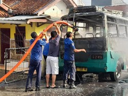 Mikrobus Ludes Terbakar di Dekat Terminal Pasar Majenang Cilacap