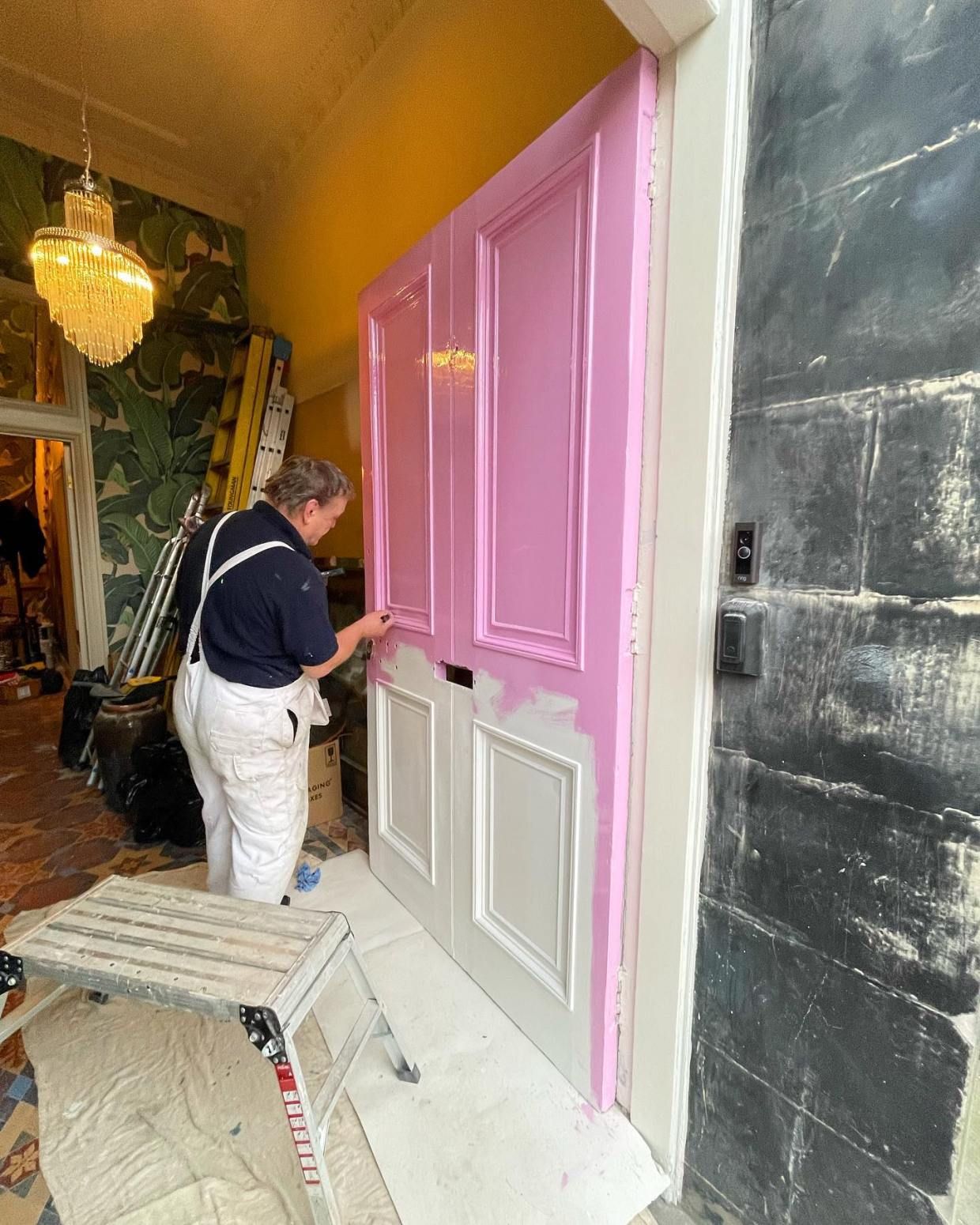 Miranda dapat surat dari Pemerintah karena pintu rumah berwarna pink