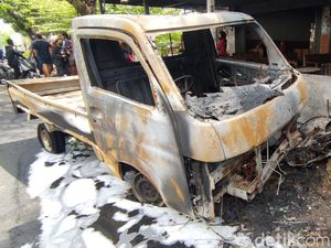 Mobil Pikap Terbakar Tabrak 2 Motor di Semarang