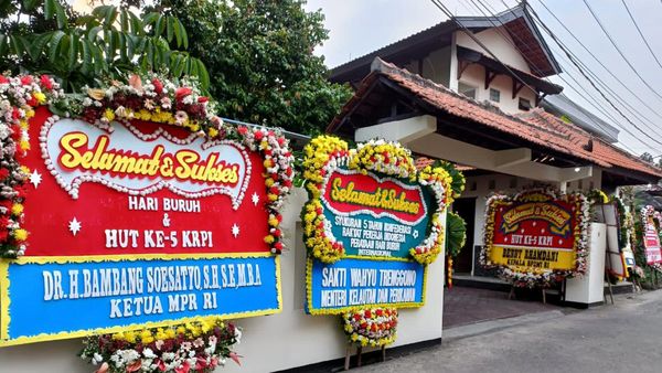 Momen Rieke Kedatangan Tamu Kaum Buruh di Rumahnya