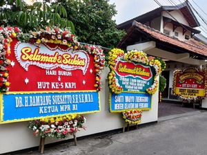 Momen Rieke Kedatangan Tamu Kaum Buruh di Rumahnya Momen Rieke Kedatangan Tamu Kaum Buruh di Rumahnya