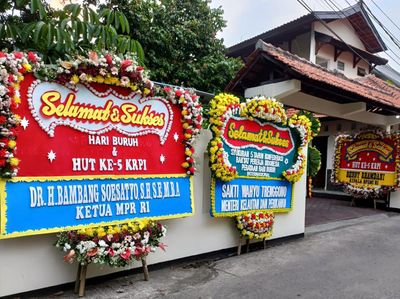 Momen Rieke Kedatangan Tamu Kaum Buruh di Rumahnya