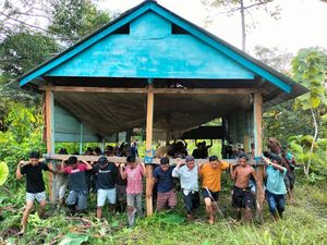 Momen Warga di Kolaka Utara Pindahkan Rumah gegara Beda Pilihan saat Pilkades